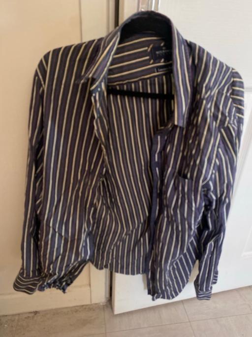  — Mens black & white pin stripe long sleeve L
