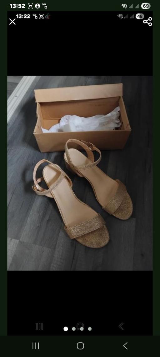  — Sandals 7.