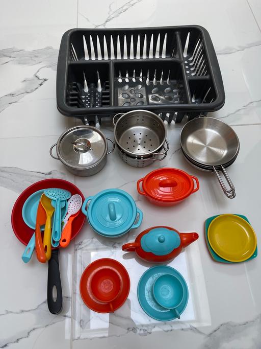  — Children’s kitchen pots, pans and cutlery.