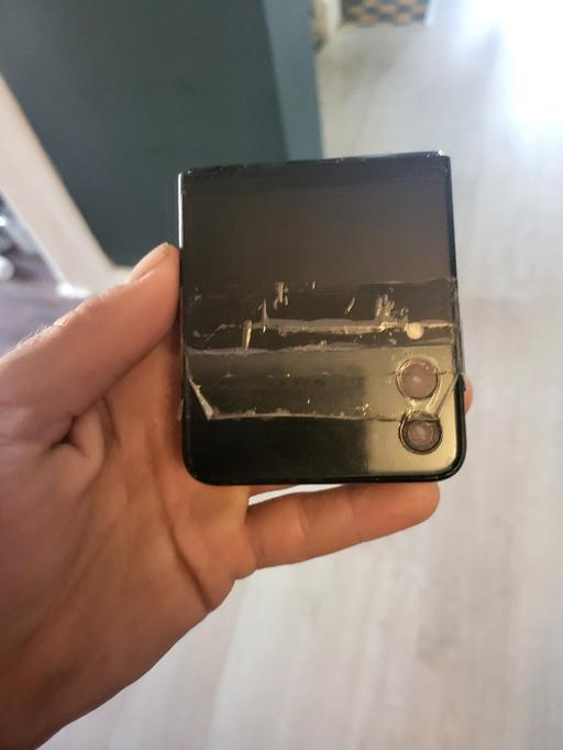  — samsung galaxy flip 3 needs looking at back f