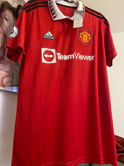  — Manchester united  football shirt size medium