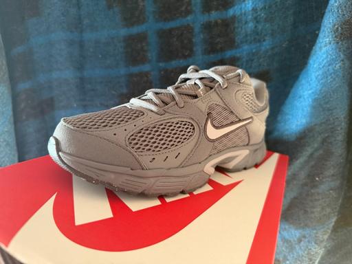  — Nike V5 RNR suede