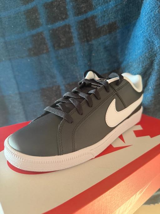 — Nike court royale