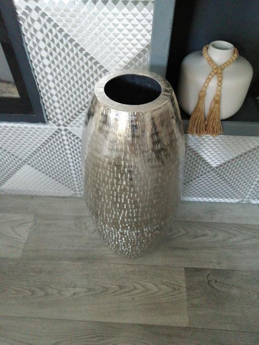  — Vase  20 inches