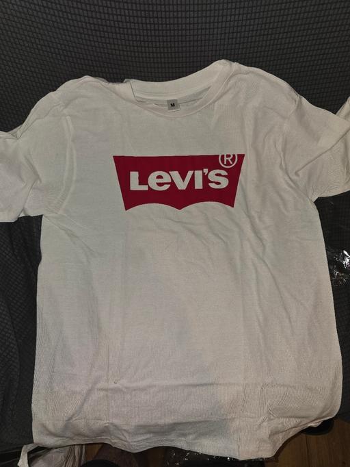  — Levis top