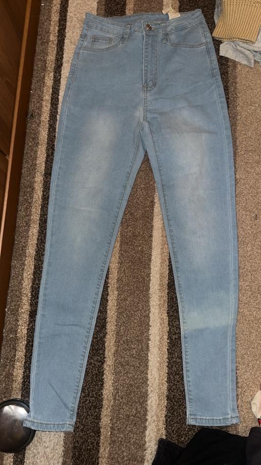  — Women’s light washed blue skinny jeans