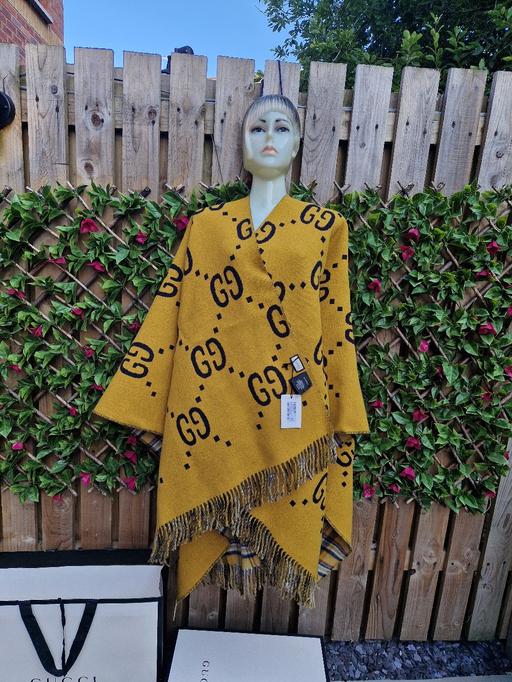  — Monogram Wearable Throw reversible