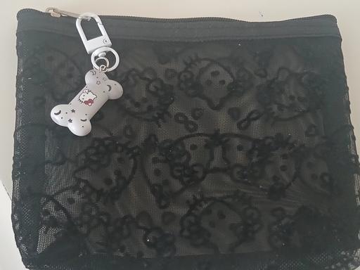  — Makeup bag)