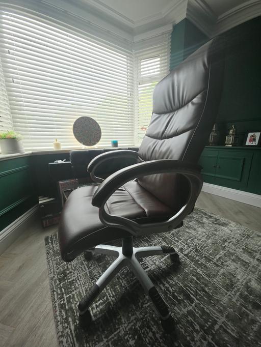  — Hollington Executive Chair