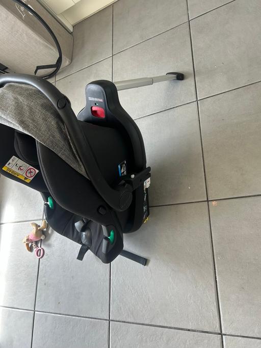  — Puggle 2 in 1 travel pram and isofix car seat