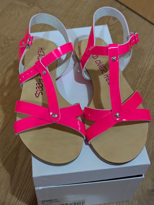  — NEW size 5 head over heels Sandals Dune