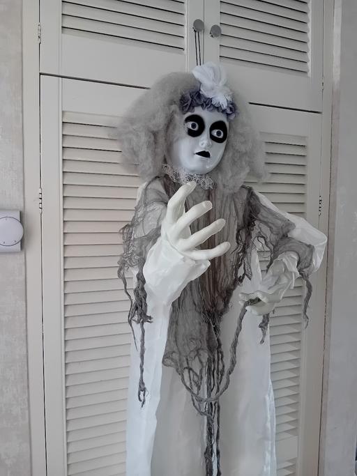  — screaming Halloween bride