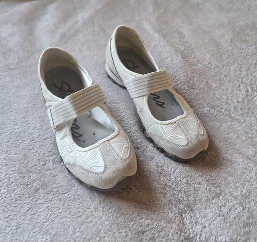 — off white/cream sketchers.