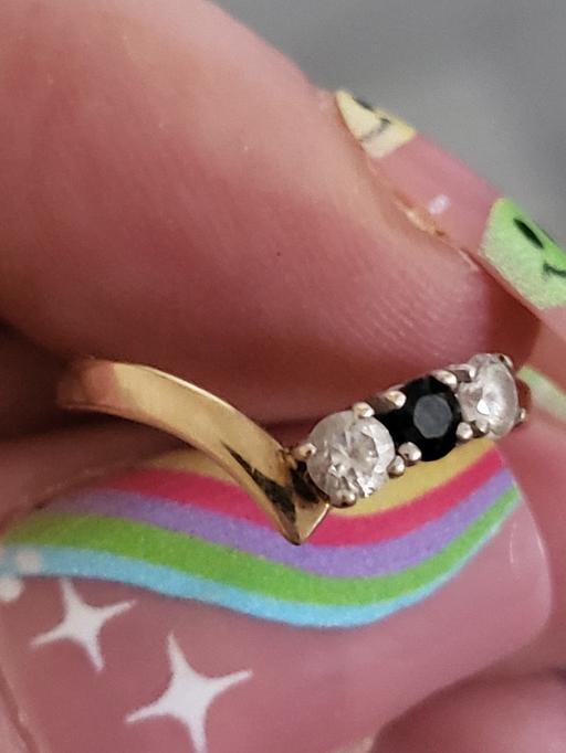  — 9ct gold wishbone ring with 3 stones