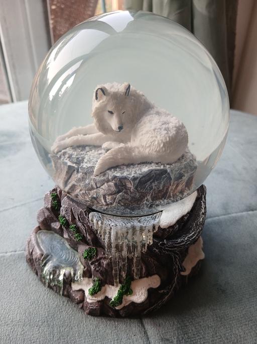  — large wolf snow globe