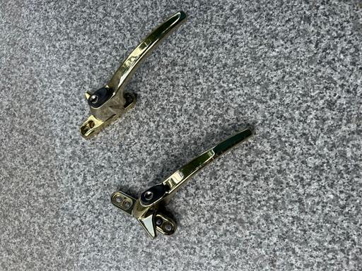  — Window handles