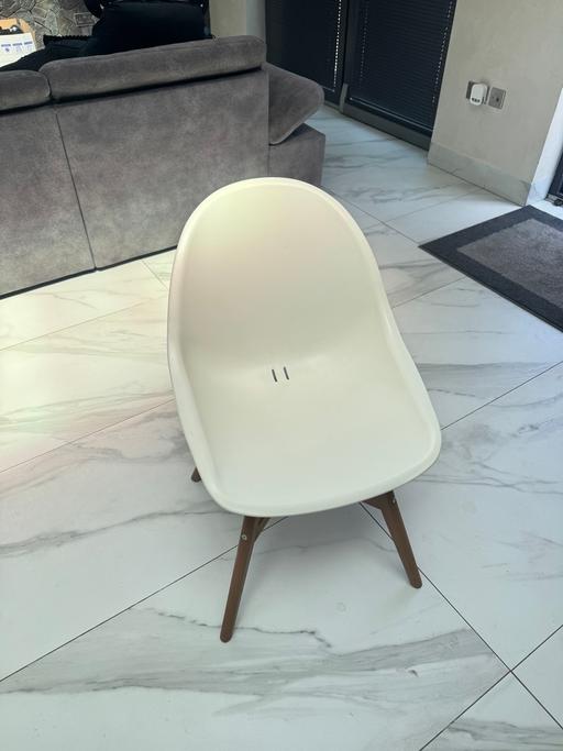  — White plastic chair with wooden legs