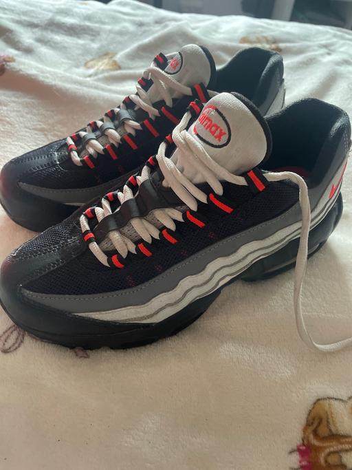  — Nike air max trainers
