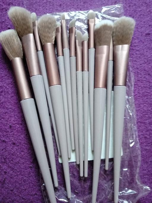  — new pack of 13 ladies make up brushes set