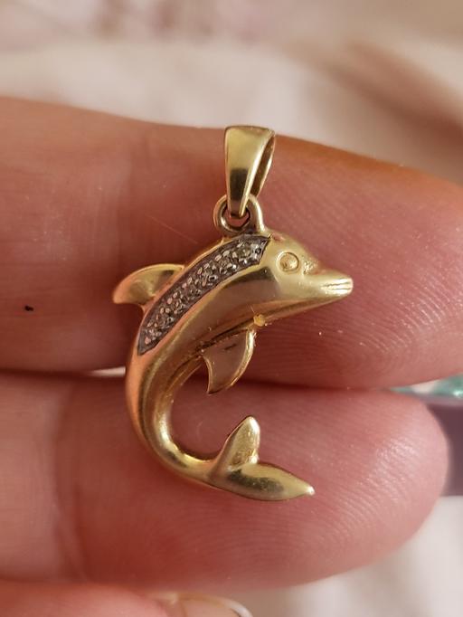 — stunning 9ct gold dolphin pendant