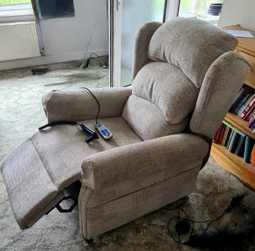  — Electric adjustable armchair