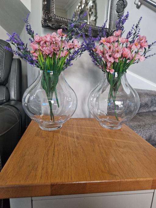  — 2 glass vases with artificial flowers