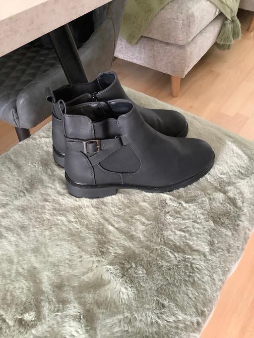  — Ankle boots
