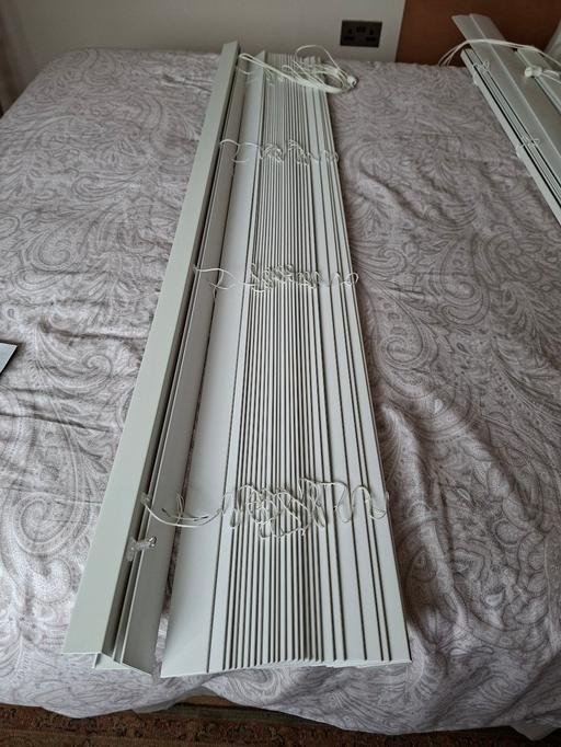  — White plastic Venetian blinds