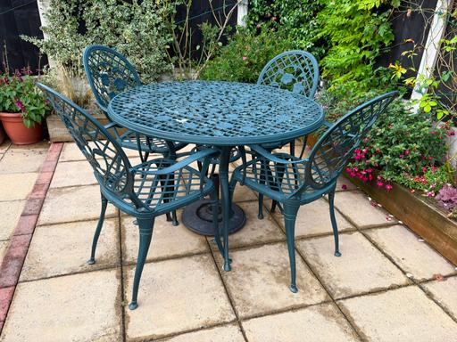  — Nova cast metal table and chairs