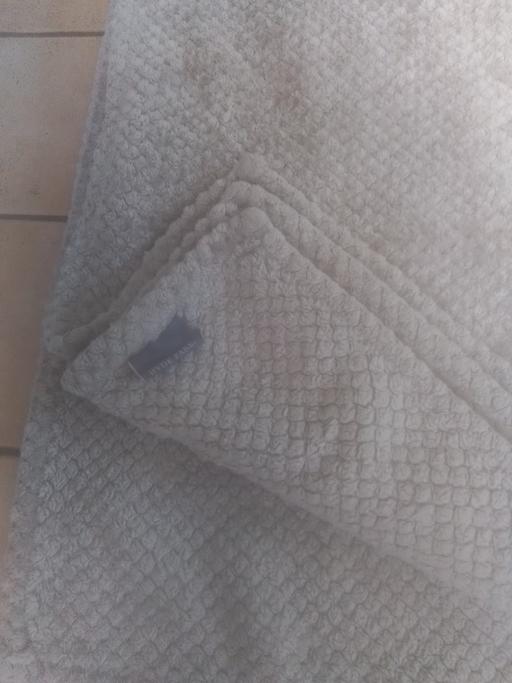  — QUALITY HYDE PARK THROW