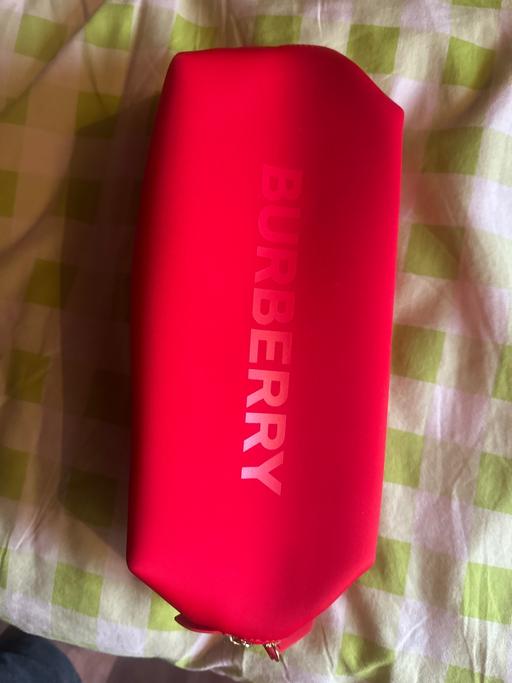  — Burberry makeup bag