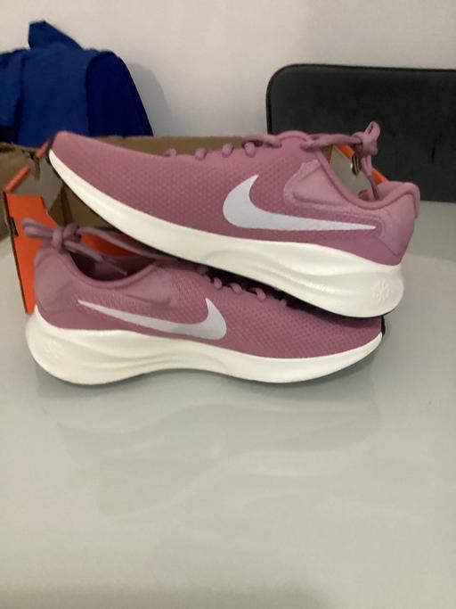 — Nike revolution UK 6