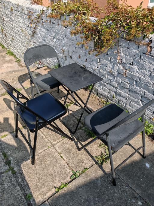  — Mini table set + 4 folding chairs ideal for E