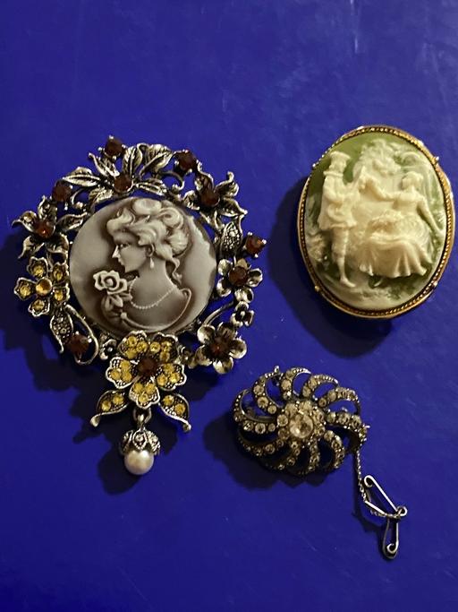  — Job lot 3 multicolor cameo shell brooches 925