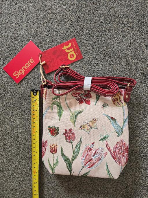  — Signare brand tapestry small sling crossbody