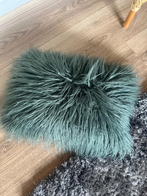  — Emerald green rectangle cushion