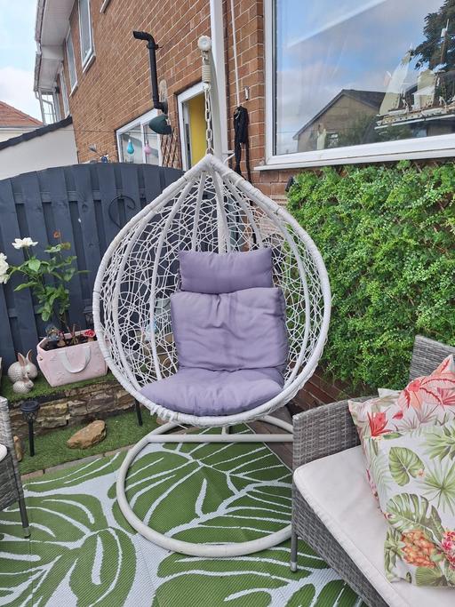  — white egg chair