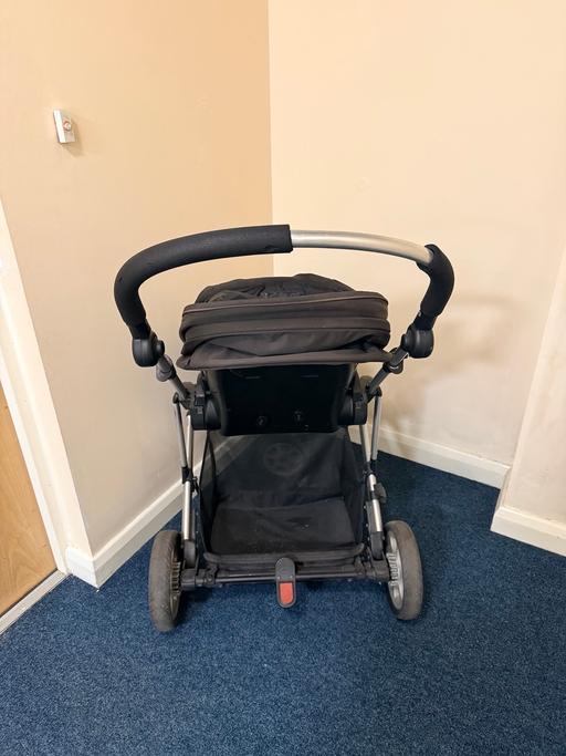  — Baby pushchair