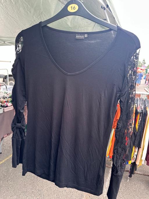  — Ladies Laced arm Top BN. Size L