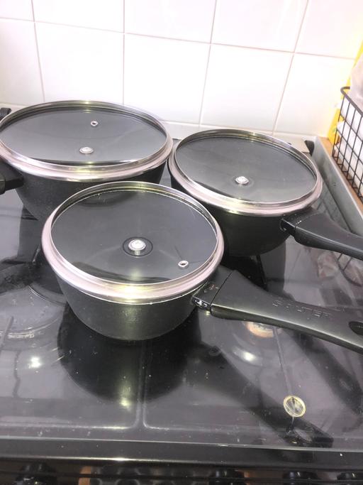  — Set of saucepans