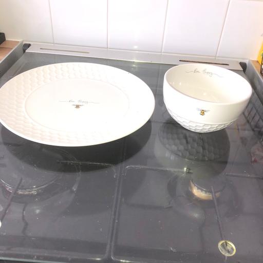  — Bee plate set