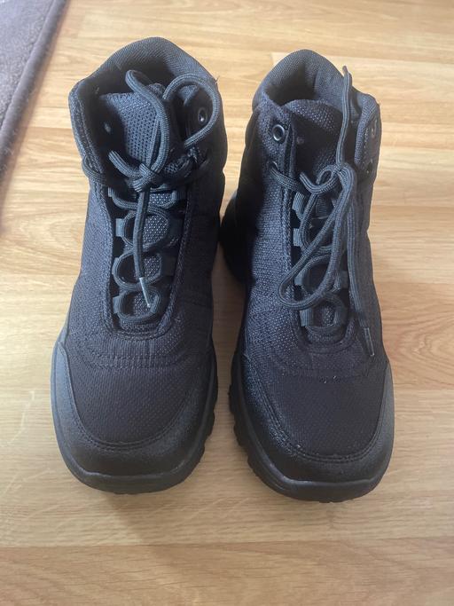  — Boots boys/girls size 5