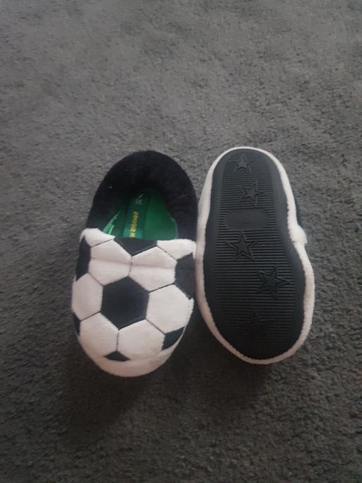  — boys slippers size 7