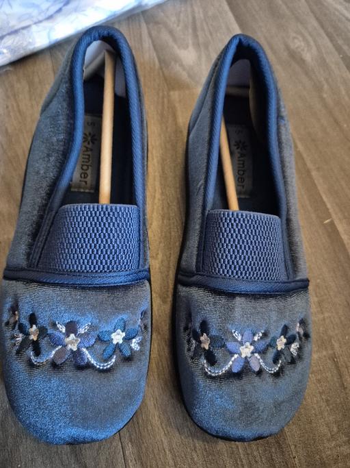  — size 5 slippers new £5