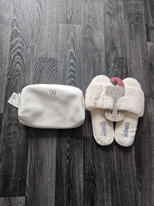  — New 6-7 slippers & large makeup bag