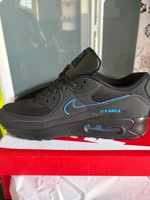  — Men’s airmax size 7