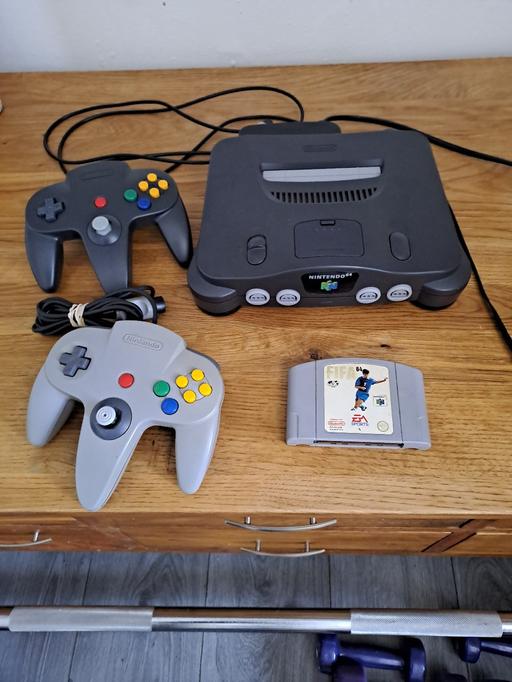  — Nintendo 64 console 2 controllers 1 game