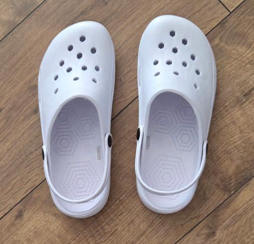  — SANDLES / NOT CROCS