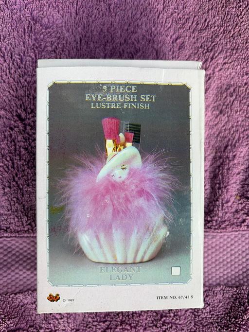  — Eye brush set