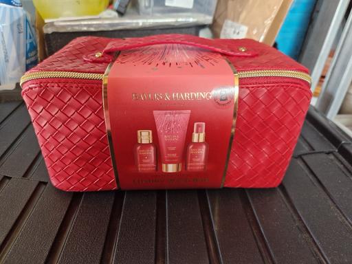  — bn Baylis and Harding cherry washbag giftset